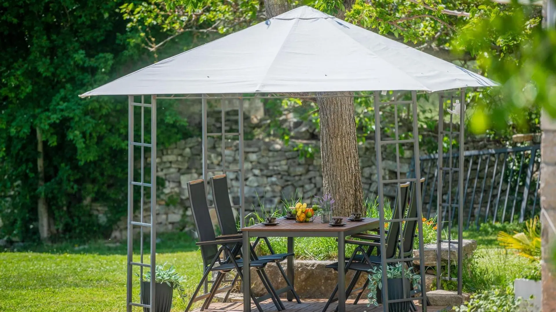 Typisch Istrisches Ferienhaus Mit Garten Jural