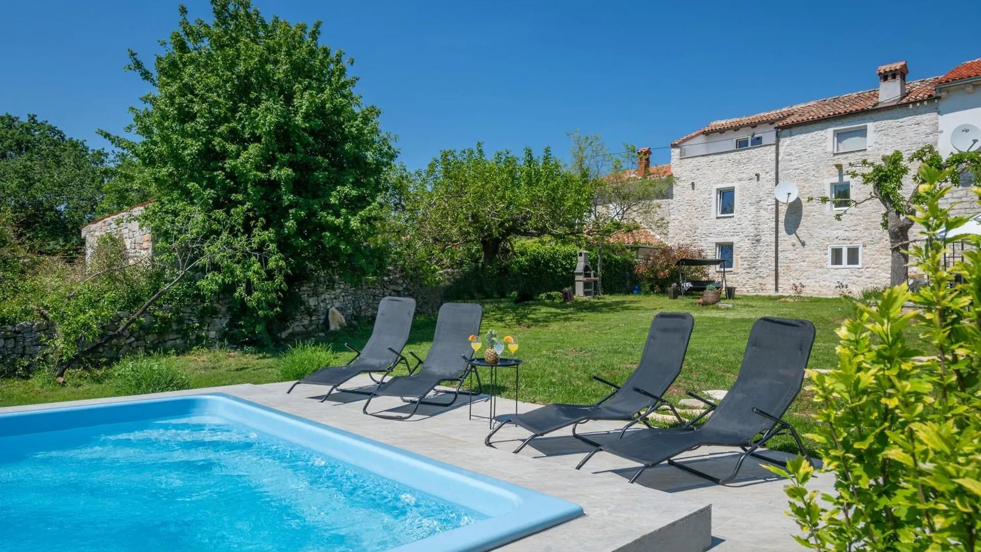 Typisch Istrisches Ferienhaus Mit Garten Jural